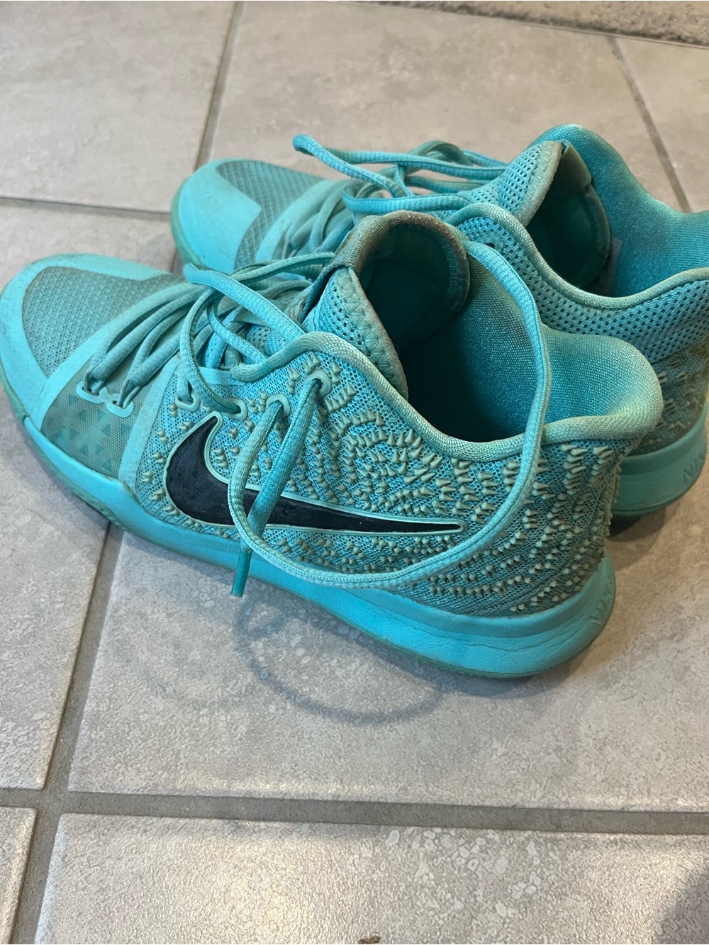 Nike Kyrie 3’s basketball shoes